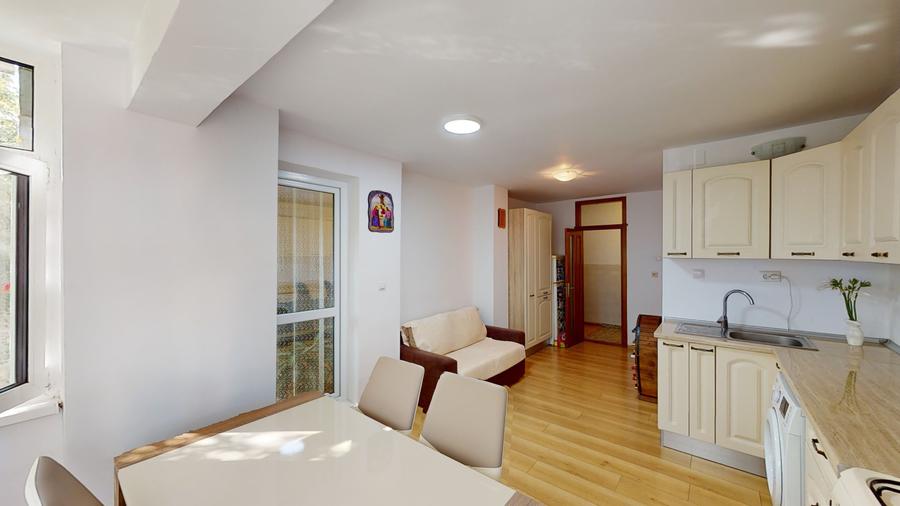 Apartament cu 4 camere decomandat, mobilat în Central