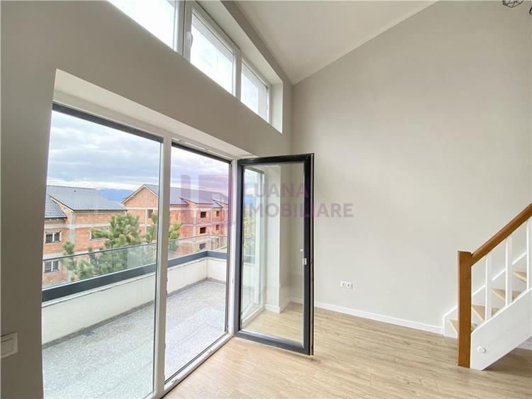 Penthouse cu 4 camere decomandat în Cristian