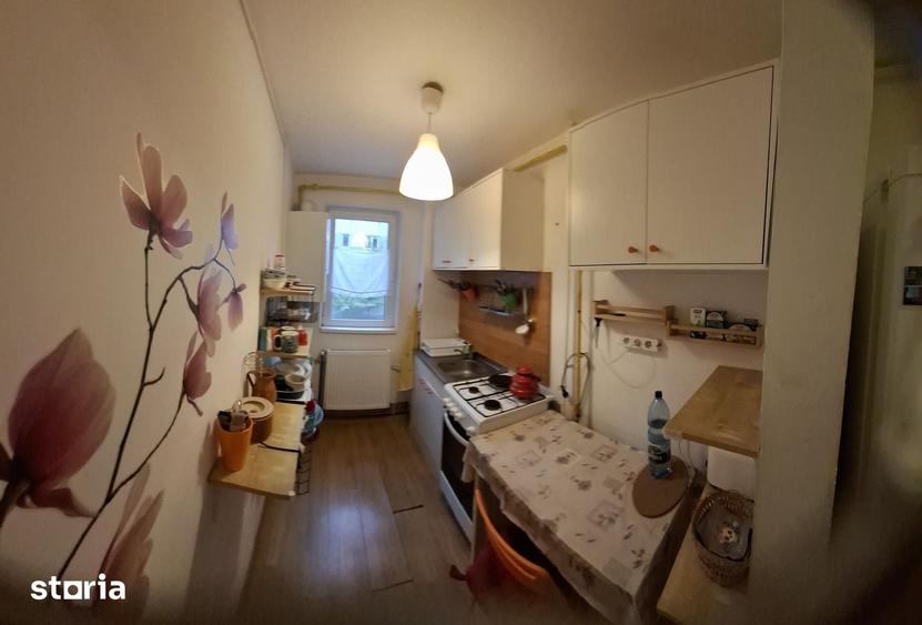 Apartament cu 3 camere în Intim
