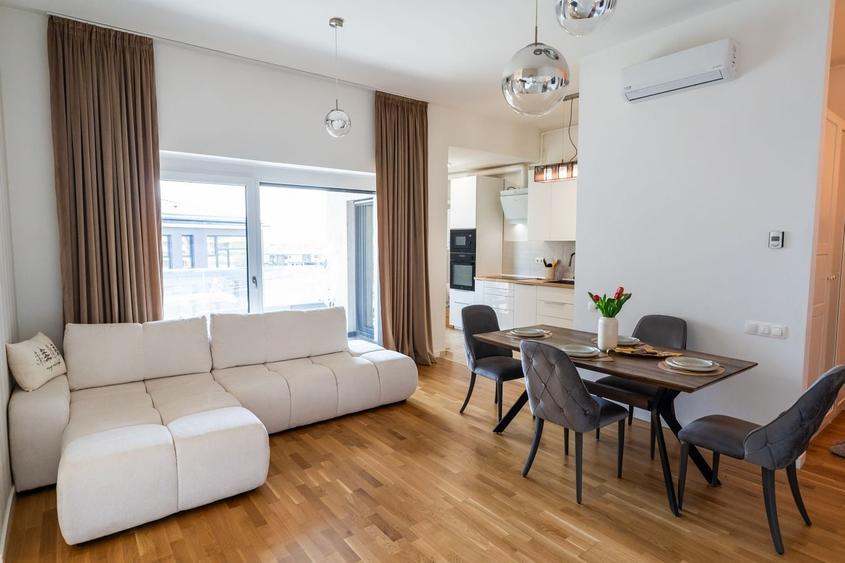Apartament cu 3 camere semidecomandat, mobilat în Est