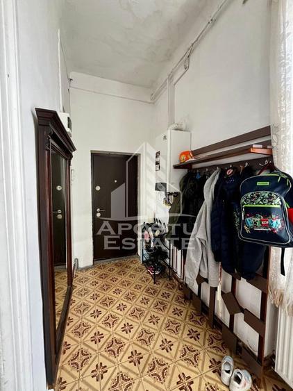 Apartament cu 3 camere decomandat, mobilat în Badea Cârțan