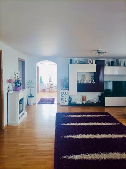 Casă individuală cu 8 camere cu Garaj în Vlădeni