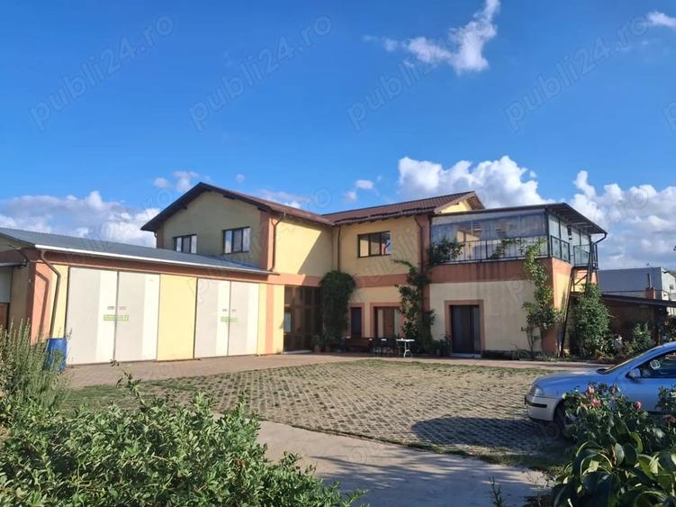 Casă cu 8 camere cu Teren 1000 Mp în Central