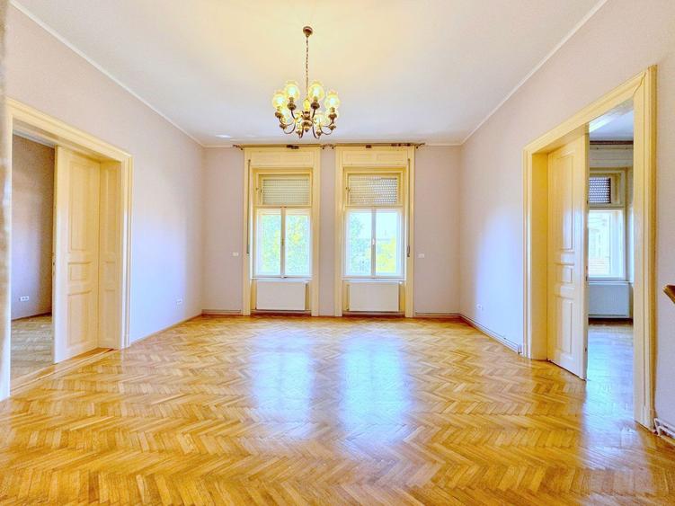Apartament cu 4 camere semidecomandat în Central