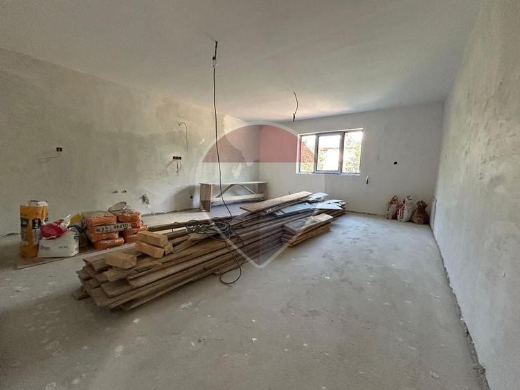 Casă individuală cu 7 camere cu Teren 800 Mp în Măineasca