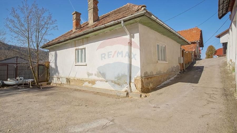 Casă individuală cu 2 camere cu Teren 230 Mp în Schei