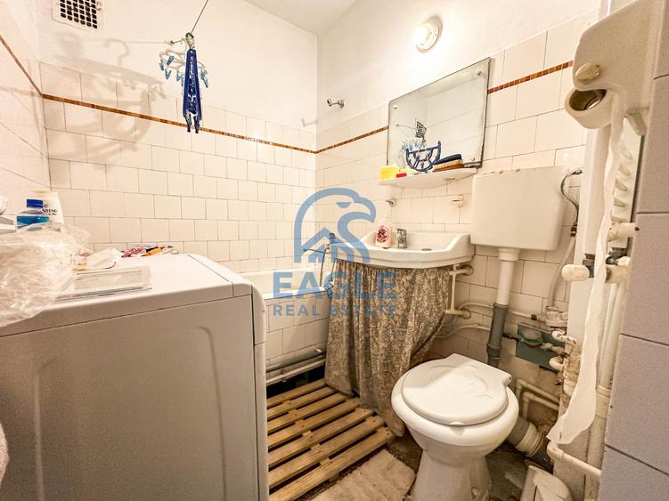 Apartament cu 3 camere semidecomandat în Central
