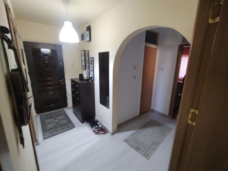 Apartament cu 3 camere decomandat în Prundu