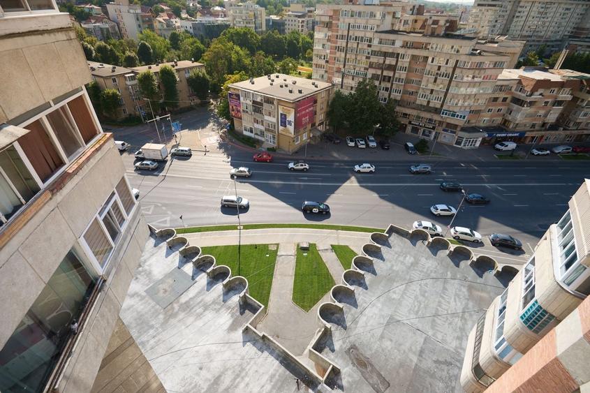 Apartament cu 4 camere decomandat în Central