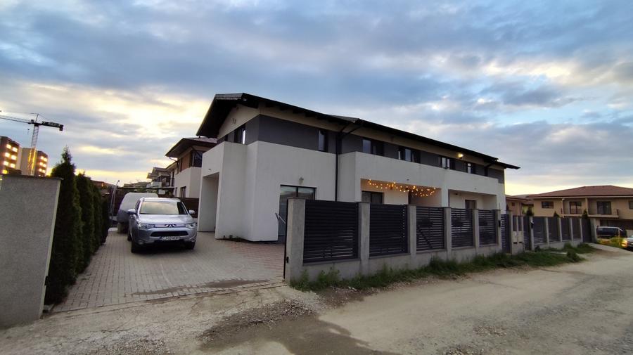 Duplex cu 5 camere cu Teren 250 Mp în Florești