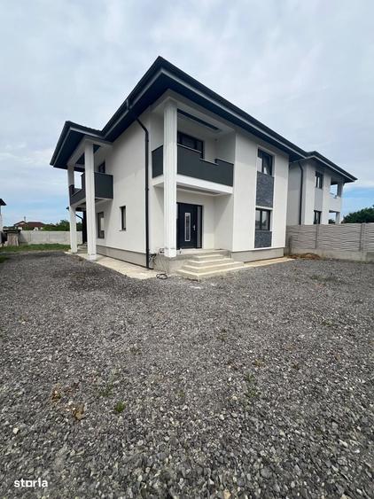 Casă cu 4 camere cu Teren 900 Mp în Lazuri