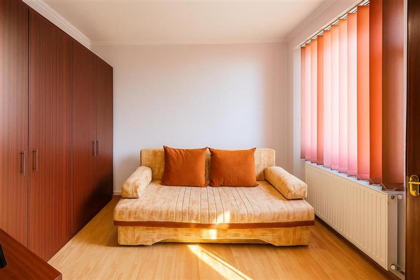 Apartament cu 3 camere semidecomandat în Exterior Est