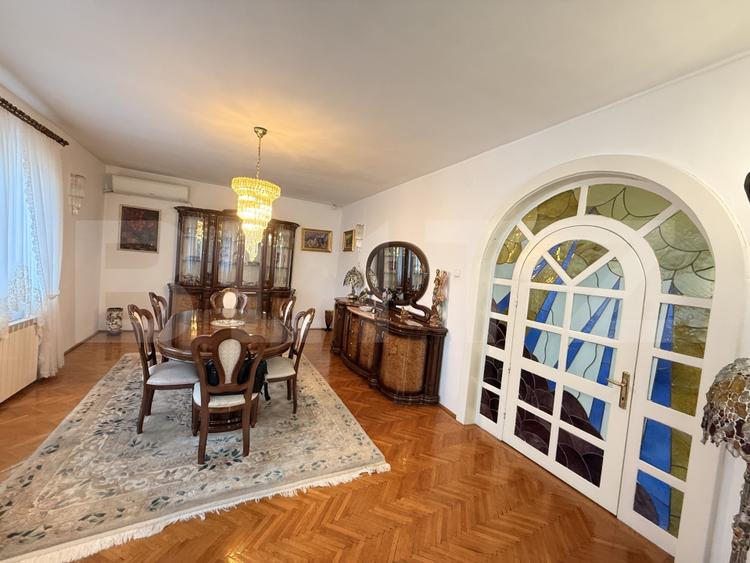 Casă individuală cu 9 camere cu Piscina în Central