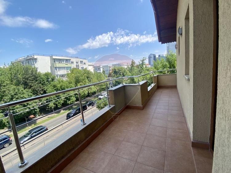 Casă individuală cu 8 camere cu Teren 300 Mp în Aviației