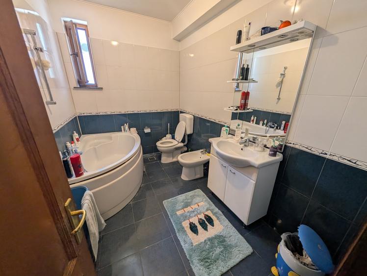 Casă individuală cu 6 camere cu Garaj în Voluntari