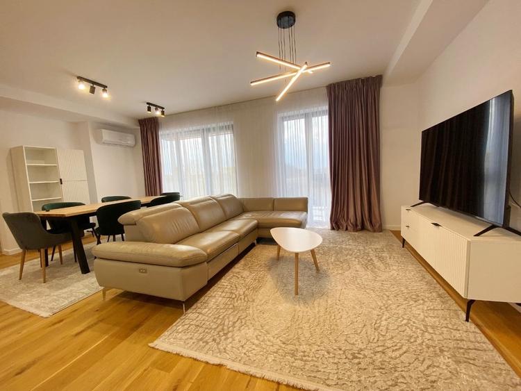 Apartament cu 3 camere semidecomandat, mobilat în P-ta Presei Libere