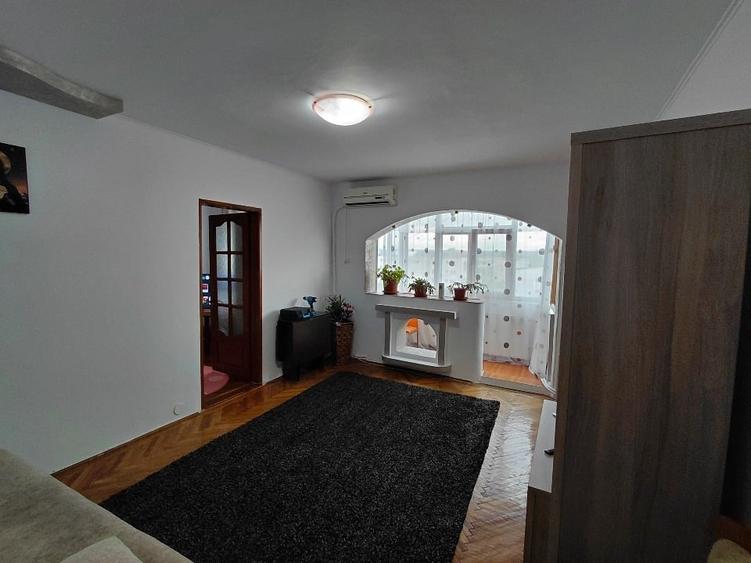 Apartament cu 2 camere semidecomandat, mobilat în 9 Mai