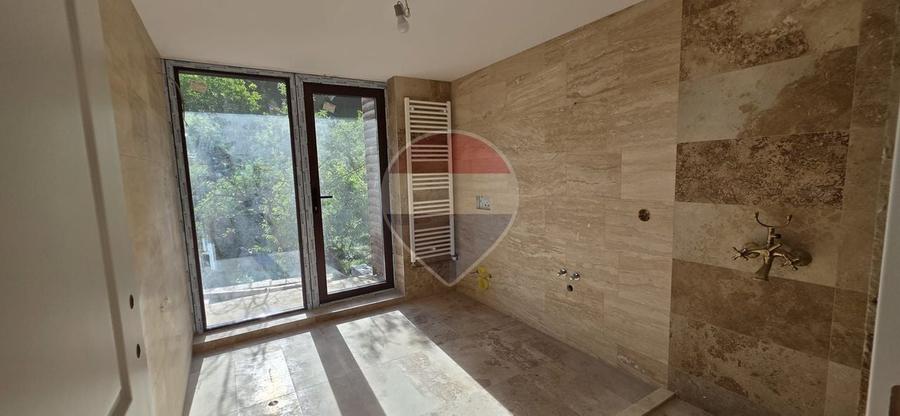Casă individuală cu 5 camere cu Teren 3400 Mp în Valea Voievozilor