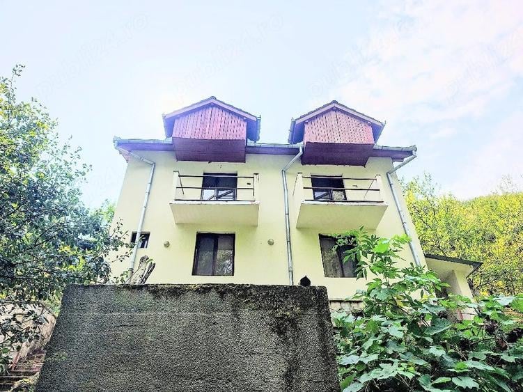 Casă cu 5 camere cu Teren 1000 Mp în Dealu Mic