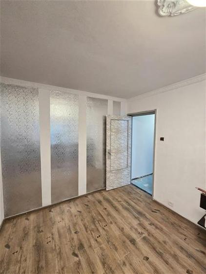 Apartament cu 3 camere semidecomandat în Groapa