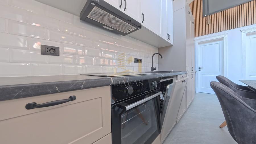 Apartament cu 3 camere semidecomandat, mobilat în Între Lacuri