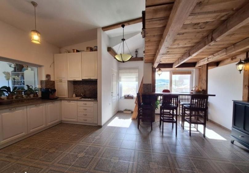 Apartament cu 4 camere decomandat în Florești
