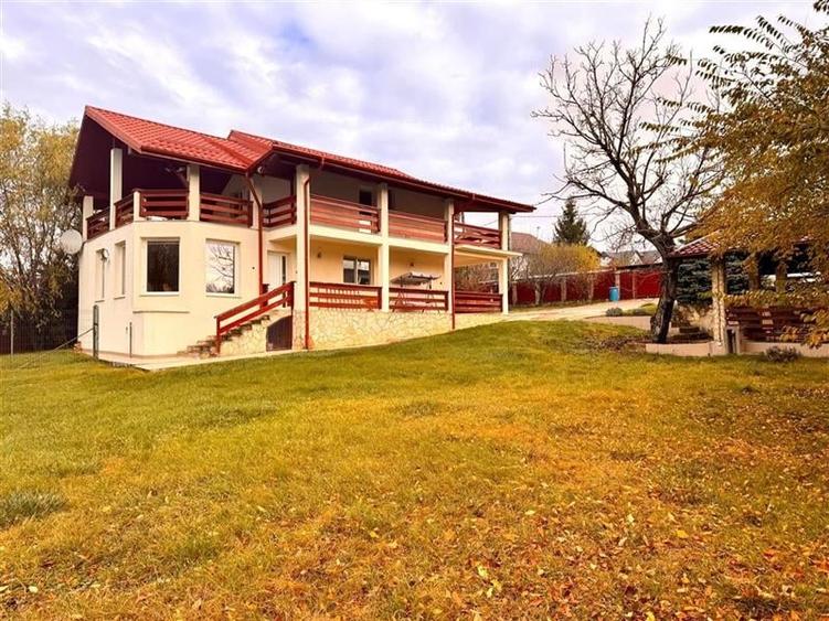 Casă individuală cu 4 camere cu Teren 1670 Mp în Bârnova