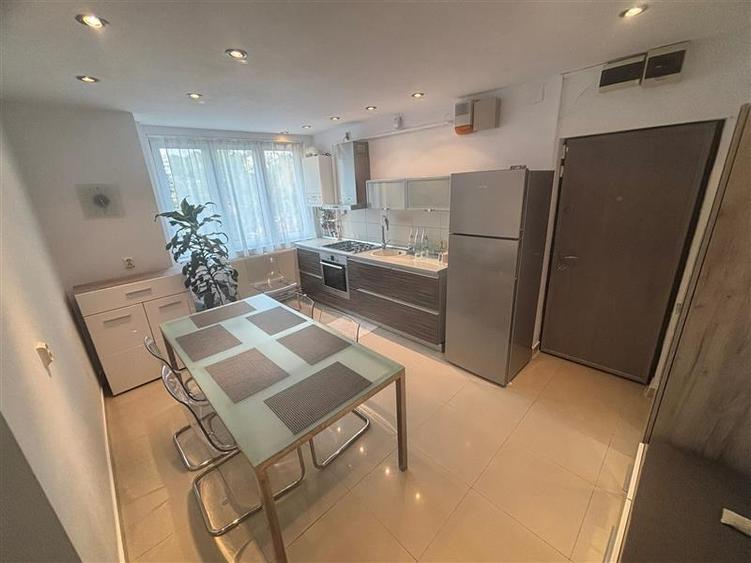 Apartament cu 3 camere decomandat în Tudor