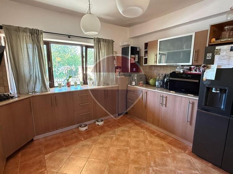 Duplex cu 7 camere cu Teren 235 Mp în Central