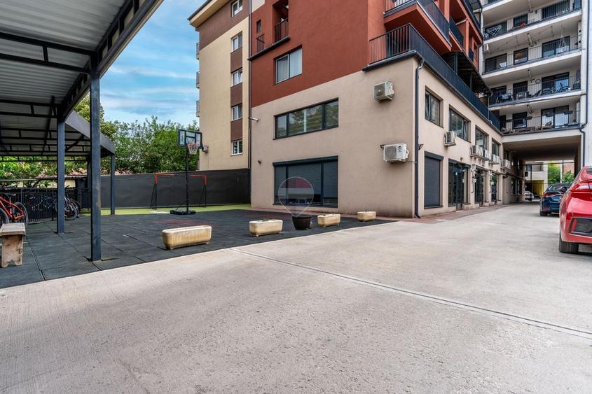 Apartament cu 3 camere semidecomandat, mobilat în Central