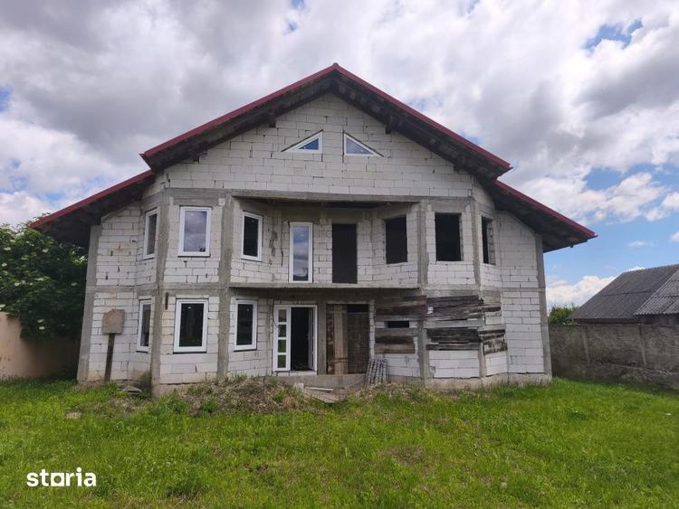 Casă cu 8 camere cu Teren 4400 Mp în Central