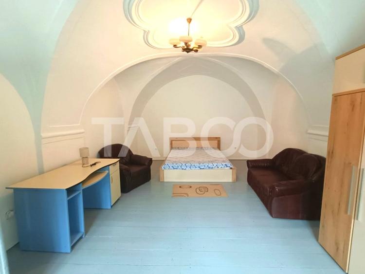 Apartament cu 3 camere semidecomandat, mobilat în Orașul de Jos