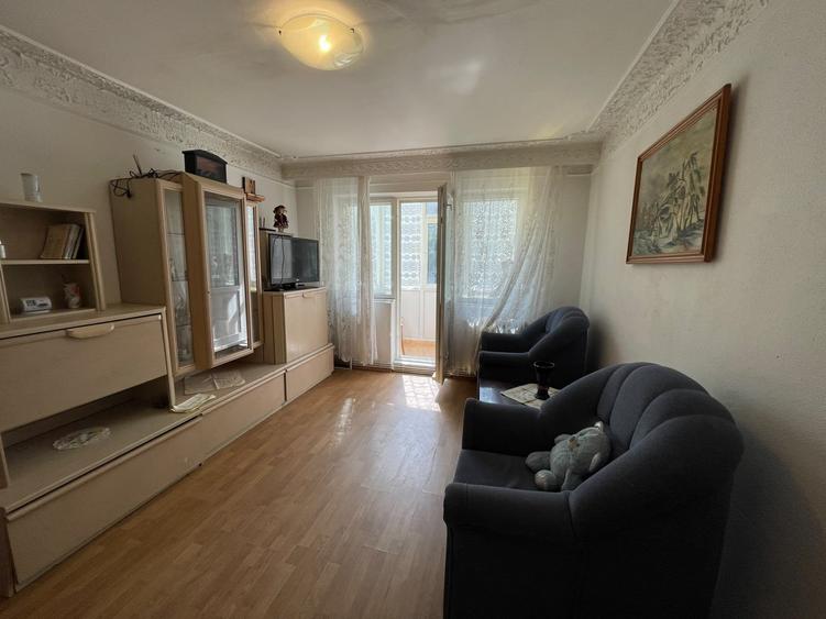 Apartament cu 3 camere semidecomandat în Păcurari