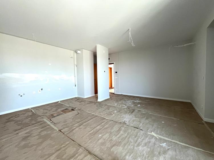 Apartament cu 2 camere decomandat în P-ta Presei Libere