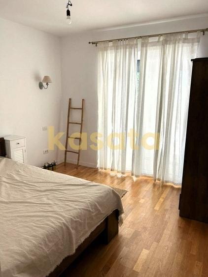 Apartament cu 3 camere semidecomandat, mobilat în Central
