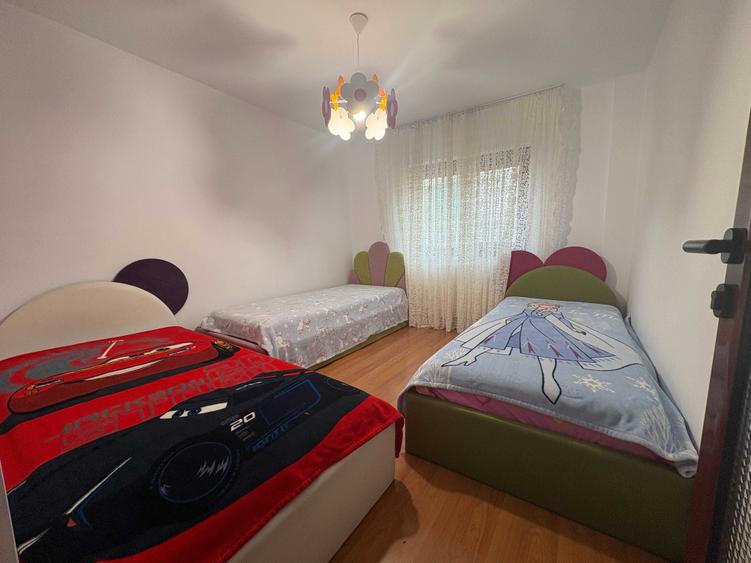Apartament cu 4 camere decomandat în Micălaca