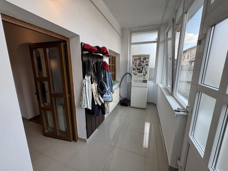 Casă individuală cu 7 camere cu Canalizare în Regie