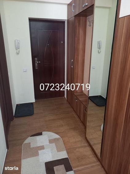 Apartament cu 3 camere semidecomandat în Berceni