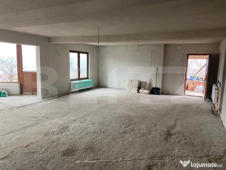 Casă cu 5 camere cu Teren 7100 Mp în Central