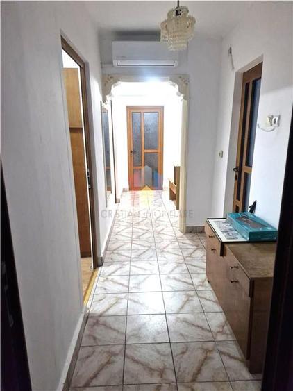 Apartament cu 3 camere decomandat în Obor