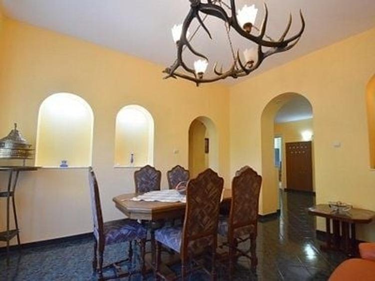 Apartament cu 4 camere decomandat în Medicină