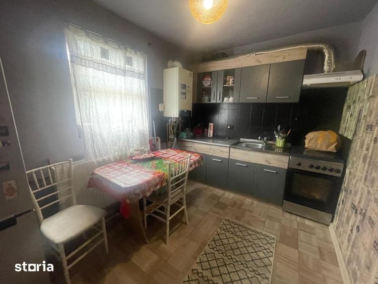 Casă cu 4 camere cu Teren 380 Mp în Romanești