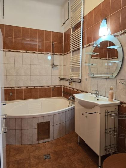 Casă individuală cu 6 camere cu Canalizare în Central