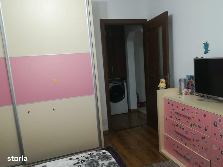 Apartament cu 4 camere decomandat în 1 Decembrie