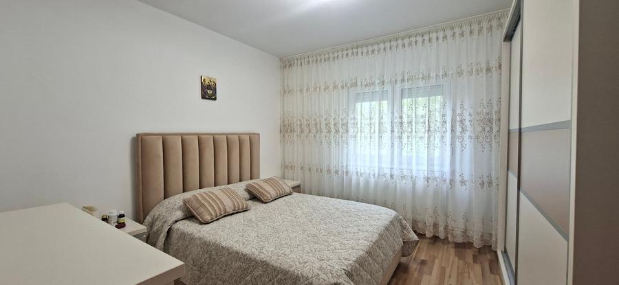 Apartament cu 2 camere decomandat, mobilat în Piața Centrală