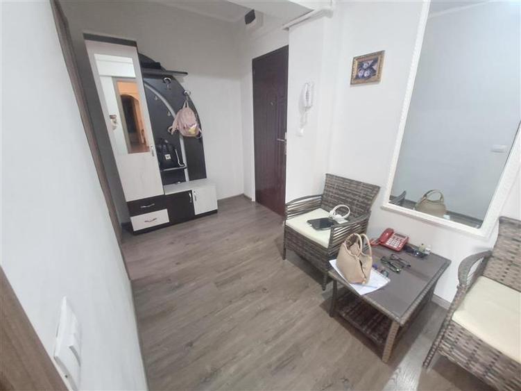 Apartament cu 3 camere semidecomandat, mobilat în Milcov