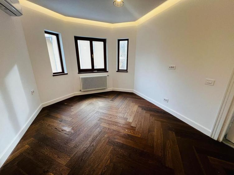 Casă individuală cu 12 camere cu Canalizare în Cotroceni