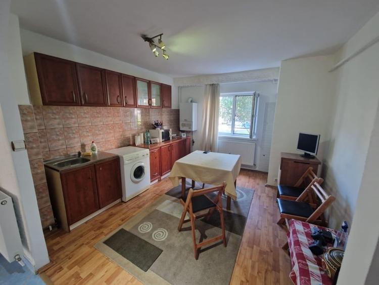 Apartament cu 3 camere decomandat, mobilat în Hotvon