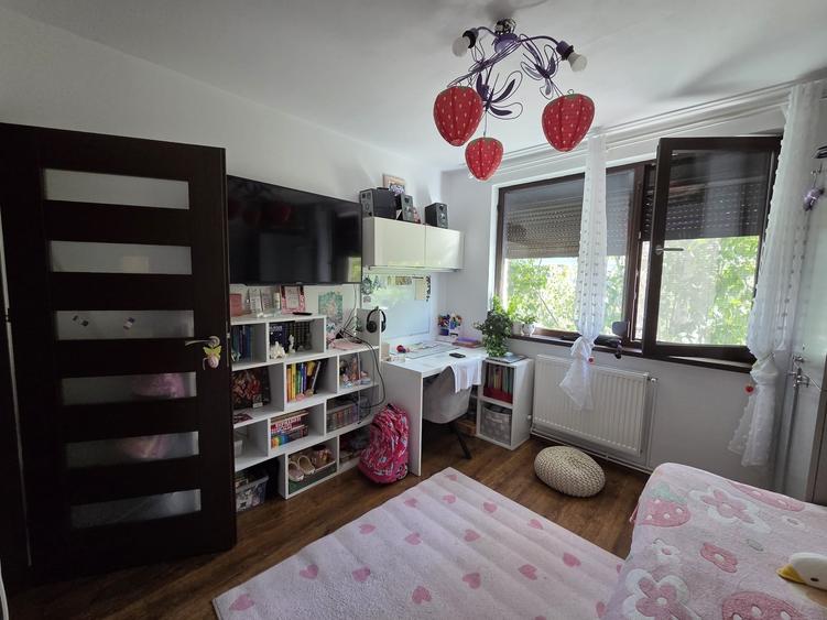 Apartament cu 4 camere decomandat în Drumul Taberei