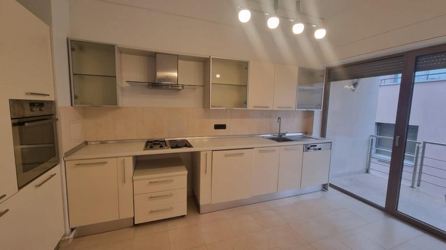 Apartament cu 5 camere decomandat, mobilat în Primăverii